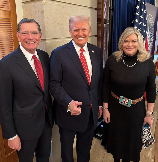 Former President Donald Trump poses with Senators John Barrasso and Cynthia Lummis, who are advocating for the #Bitcoin and Crypto Clarity Act.