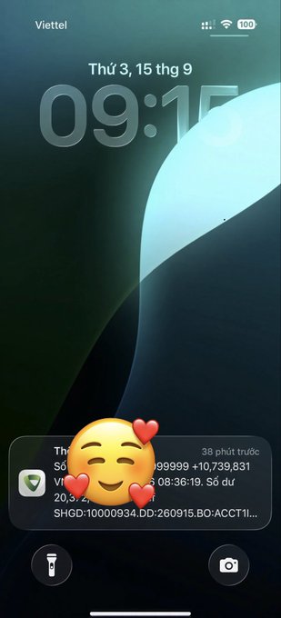 A smartphone lock screen displaying the time '09:15', the date 'Thứ 3, 15 thg 9' (Tuesday, September 15), the carrier 'Viettel', and a Vietnamese banking notification partially obscured by a heart-eyes emoji.