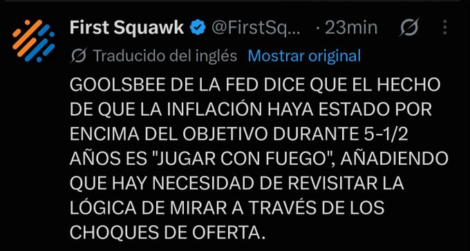 A screenshot of a Spanish-translated tweet from First Squawk (@FirstSq...) reporting that Fed Governor Goolsbee stated that inflation being above target for 5-1/2 years is "playing with fire" and that there is a need to revisit the logic of looking through supply shocks.