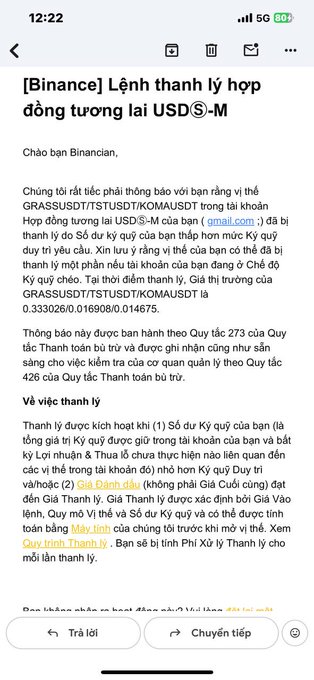An email from Binance in Vietnamese titled '[Binance] Lệnh thanh lý hợp đồng tương lai USDⓈ-M' explaining the forced liquidation of a futures contract position for GRASSUSDT due to insufficient margin.