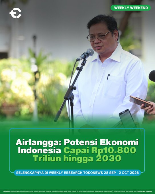 A man in a white shirt speaks at a microphone, featured on a green-themed graphic with text "WEEKLY WEEKEND" and the headline "Airlangga: Potensi Ekonomi Indonesia Capai Rp10.800 Triliun hingga 2030," matching the post's discussion of Indonesia's projected economic potential.