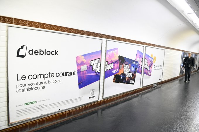 Subway station advertisement for 'deblock' featuring the text 'Le compte courant pour vos euros, bitcoins et stablecoins' with Visa card imagery.