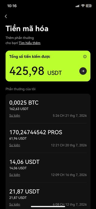 A Vietnamese-language crypto rewards screen titled 'Tiền mã hóa' showing a total earned of '425,98 USDT' along with rewards in BTC, PROS, and USDT dated July 2026.