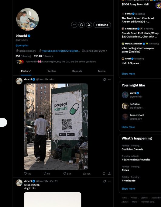 An X profile for “kimchi” (@kimchii) displays a post showing a person beside a “project kimchi” wall with a QR code, while the sidebar includes trends such as “Coalición Canaria” and “#SanchezEnLaRevuelta.”