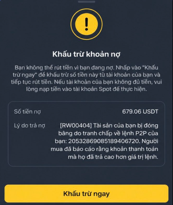 A Binance app interface in Vietnamese displays a debt deduction warning showing 'Khấu trừ khoản nợ' with an outstanding amount of 679.06 USDT due to a P2P order dispute (reference RW00404), with a yellow 'Khấu trừ ngay' button.