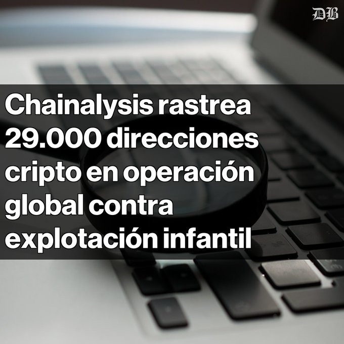 An image of a laptop keyboard and mouse with a Spanish headline: 'Chainalysis rastrea 29.000 direcciones cripto en operación global contra explotación infantil.'
