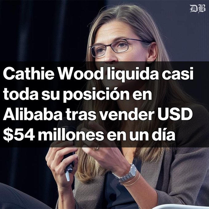 A photo of Cathie Wood with Spanish text reading 'Cathie Wood liquida casi toda su posición en Alibaba tras vender USD $54 millones en un día', indicating she sold nearly her entire Alibaba position.