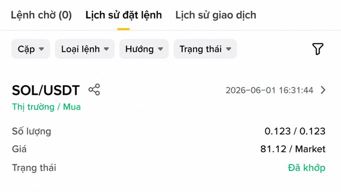 The image shows a screenshot of an app that displays information about a stock, specifically Sol (USDT). The text indicates that this information is available in both Vietnamese (Vietnamese) and English (Western languages), which could be helpful for people who speak or understand either language.