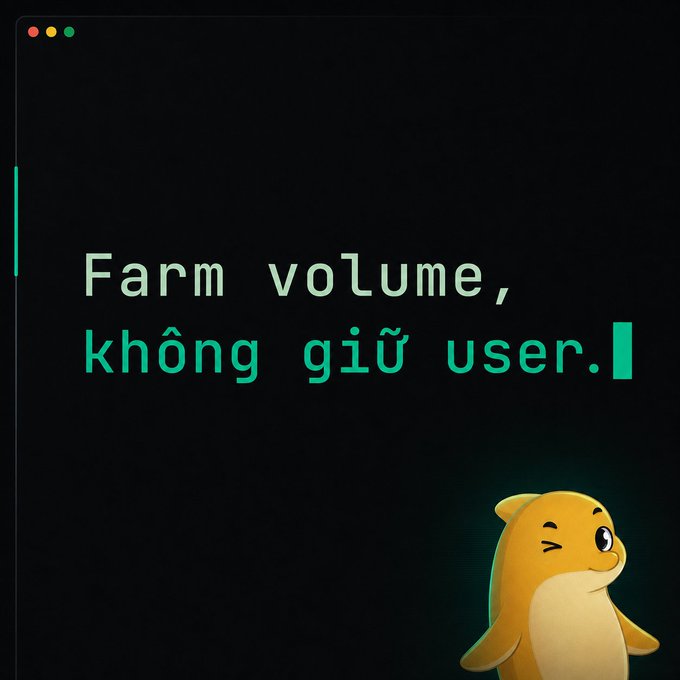 A digital code editor style image with a black background showing the text 'Farm volume, không giữ user.' alongside a yellow cartoon character.