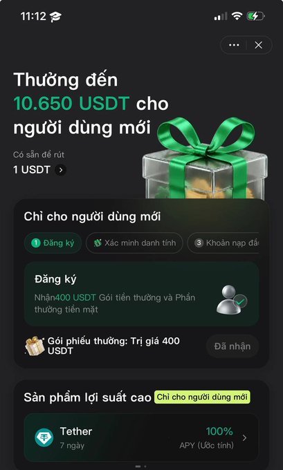 The image shows a KuCoin promotional offer in Vietnamese, advertising up to 10.650 USDT in rewards for new users with a minimum withdrawal of just 1 USDT. The page displays new user benefits including a 400 USDT sign-up bonus (with "Đã nhân" meaning "Already received"), identity verification rewards, and a high-yield product called Tether offering 100% APY over 7 days. This relates to the post by highlighting the specific rewards and voucher perks new users can claim after signing up through the KuCoin referral link to test the exchange.