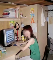 A young woman with long hair sits at a cluttered desk in a 2006 dorm room, using a computer displaying a grid of thumbnails. The walls are decorated with cartoon stickers (including what appears to be Shin-chan characters), and stacks of books and papers fill the shelves. The post "2006年，某女生宿舍，什么实力？" ("2006, a girls' dorm, what a setup?") playfully questions the impressive collection of media and tech in this typical student living space.