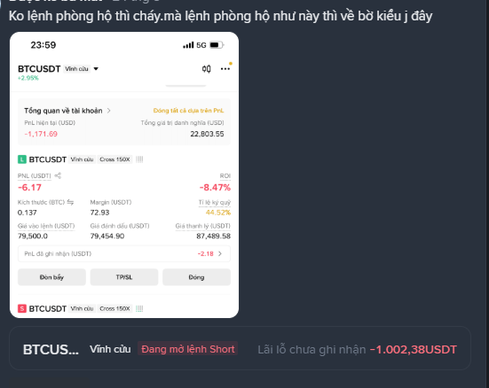 A Binance futures interface showing a BTCUSDT short position in liquidation ('Đang mở lệnh Short') with a loss of -1,002.38USDT and a caption in Vietnamese about liquidation orders.