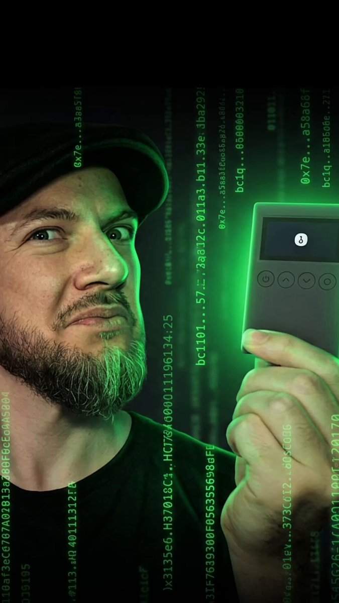 The image features a man wearing a black hat, holding up his phone with a green screen displaying "Binance e Coinbase são rivais Mas as duas investiram nesta mesma hardware wallet Será que vale a pena? Assista o unboxing completo, primeiras impressões #OneKey #Bitcoin #HardwareWallet". The man is wearing a hat and holding up his phone in front of him.

The post seems to be promoting Bitcoin or cryptocurrency, as it mentions "Binance e Coinbase são rivais Mas as duas investiram nesta mesma hardware wallet Será que vale a pena? Assista o unboxing completo, primeiras impressões #OneKey #Bitcoin". The image also includes the hashtag "#bitcoin" and the word "coinbase", which further supports the connection to Bitcoin or cryptocurrency.
