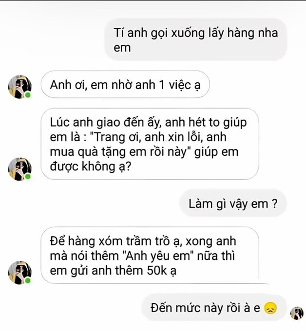 A Vietnamese Messenger chat where a customer asks a delivery driver to loudly declare "Trang ơi, anh xin lỗi, anh mua quà tặng em rồi nè" upon arrival, promising an extra 50k tip if he also adds "Anh yêu em" to impress the neighbors. The driver responds "Đến mức này rồi à e 😩", humorously fitting the "lucky delivery man" caption by highlighting an absurd, over-the-top request from a customer.