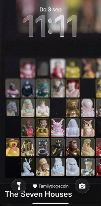 An iPhone lock screen dated 'Do 3 sep' at 11:11 displays a custom wallpaper featuring a grid of collectible figurines, labeled 'The Seven Houses' with a 'Familydogecoin' tag at the bottom.