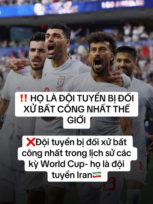 The image shows a group of soccer players celebrating their victory, with one player holding his mouth open as if shouting. The text "Ho la dýt tuyen bi bạn cóng nhân thôi anh em Cập nhật vài chuyện bên lề của world cup Nước Mỹ chỉ cho phép các cảnh vào Los Angeles" is present in the image. The players are gathered around each other, and their expressions show excitement as they celebrate their win.