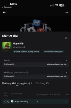 A mobile app screenshot in Vietnamese for a trading game called 'HuynhĐệ', displaying trading interface elements and Vietnamese text like 'Chỉ tiết đời'.
