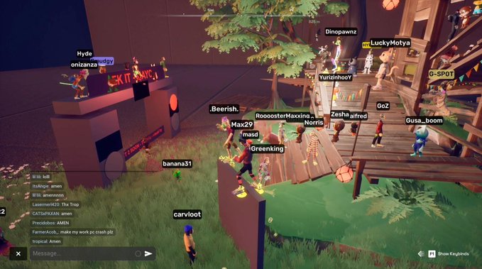 A virtual environment with numerous avatars gathered around a wooden platform and trees, with usernames like 'Hyde', 'onizanza', 'Dinopawnz', 'LuckyMotya', '.Beerish.', 'Max209', 'banana31', and 'Gusa_boom' floating above their heads.