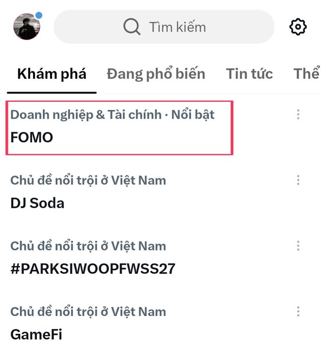 A screenshot of a Vietnamese social media app interface showing the "Khám phá" (Explore) tab with the trending topic "Doanh nghiệp & Tài chính · Nổi bật FOMO" highlighted in a red box.