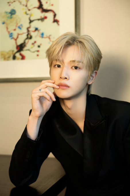 Seongchan is pictured in a black blazer, posing indoors with light blond hair. The image accompanies the Weibo post “Rise Weibo EverRise #성찬 #은석,” highlighting Seongchan’s appearance.