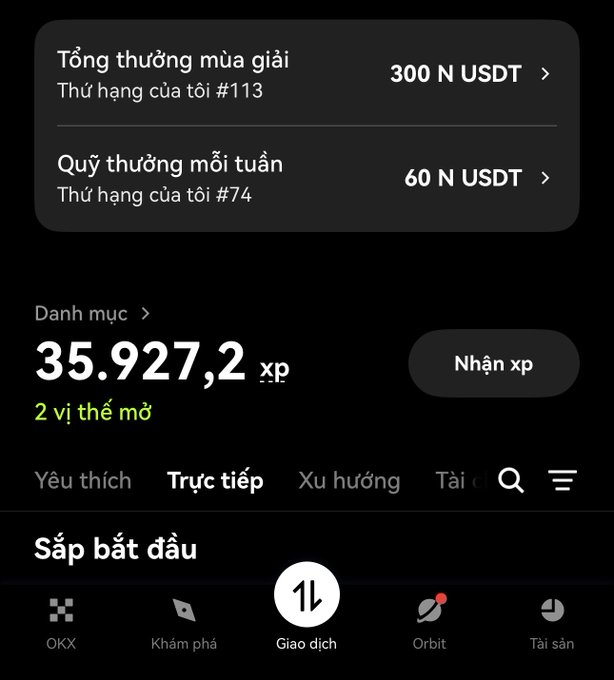 A mobile app screenshot in Vietnamese showing crypto/trading rewards including 'Tổng thưởng mùa giải 300 N USDT', 'Quỹ thưởng mỗi tuần 60 N USDT', and a balance of '35.927,2 xp'.
