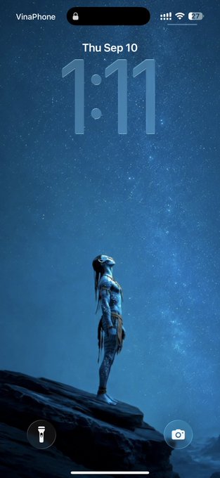The image shows a phone lock screen featuring a blue-skinned Na'vi figure from the movie Avatar standing on a rocky ledge beneath a starry night sky. The screen displays the date "Thu Sep 10" and the time "1:11," with "VinaPhone" shown as the carrier and the battery at 27%. The post's caption "1111" ties to the 1:11 time displayed prominently on the lock screen.