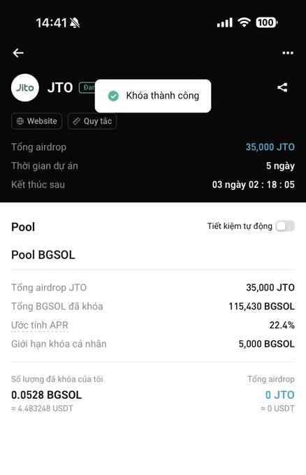 The image displays a cell phone with text and options on its screen, including information about an online trading app for pool trading. The main focus of the image is an alert box that reads "Khoa thì gian để trade và xem chart, nên mình chọn staking trên sàn cho khoẻ người ^^ Nay mình thấy Bitget có pool JTO với APR đang ở". This alert box may be related to the post's content, as it seems to provide some information about pool trading.