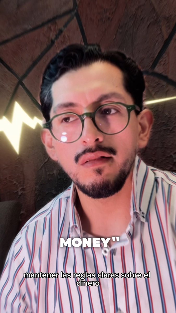 A man with green-framed glasses and a striped shirt speaks in Spanish about keeping clear rules about money, with on-screen text reading 'MONEY' and 'mantener las reglas claras sobre el dinero.'