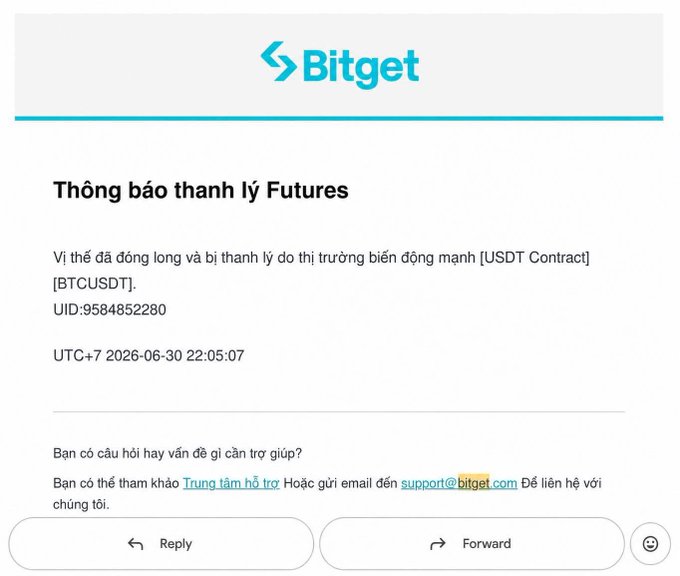 A Bitget notification in Vietnamese informing about a futures liquidation ('Thông báo thanh lý Futures') of a BTCUSDT position due to market volatility, dated UTC+7 2026-06-30 22:05:07.