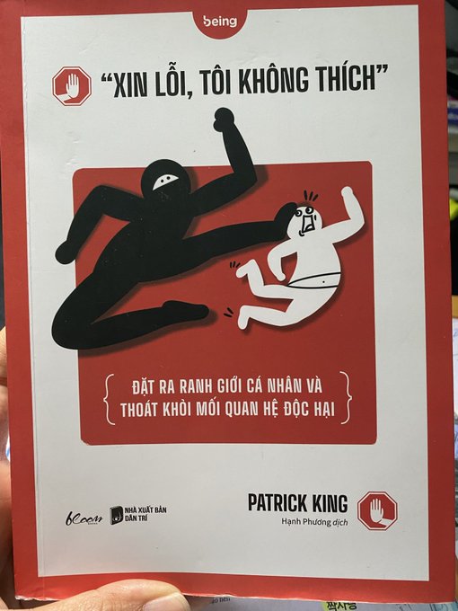 A Vietnamese-language book cover titled 'XIN LỖI, TÔI KHÔNG THÍCH' (Sorry, I Don't Like It) by Patrick King, featuring an illustration of a black figure pushing away a white figure, with the subtitle about setting personal boundaries and escaping toxic relationships.