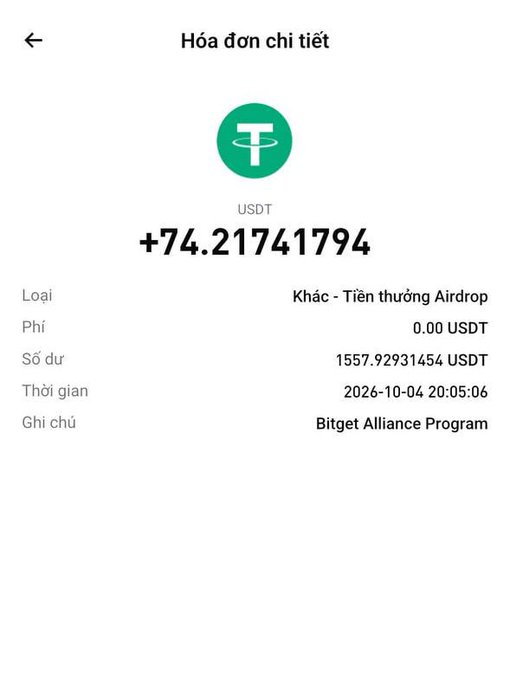 A Vietnamese mobile app screenshot showing a detailed transaction receipt ('Hóa đơn chi tiết') for a USDT airdrop of +74.21741794 USDT from the Bitget Alliance Program, dated 2026-10-04 20:05:06, with a balance of 1557.92931454 USDT.