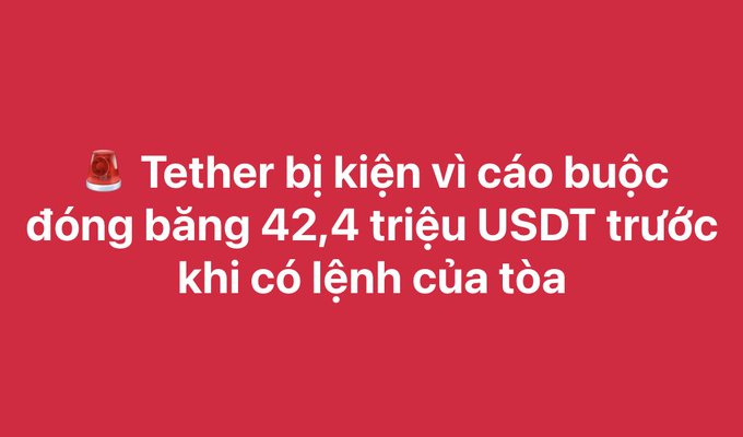 A red graphic with an alert bell icon stating 'Tether bị kiện vì cáo buộc đóng băng 42,4 triệu USDT trước khi có lệnh của tòa' (Tether sued for allegedly freezing 42.4 million USDT before a court order).