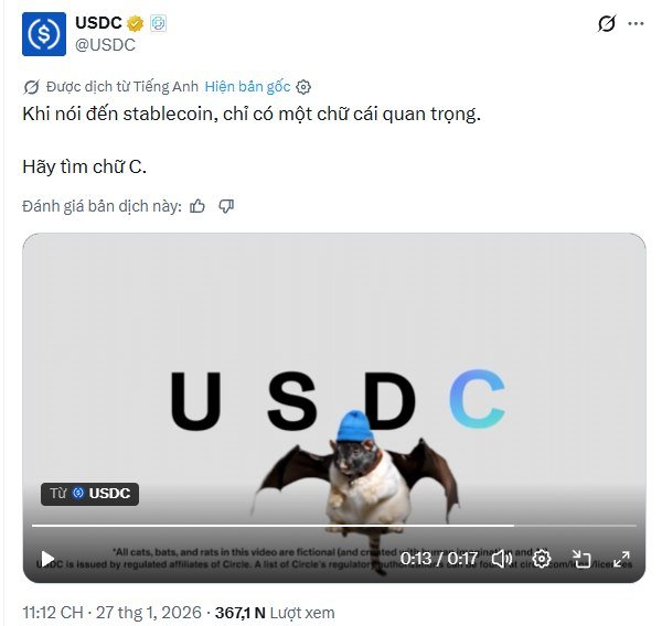 USDC (@USDC) Twitter/X post in Vietnamese stating 'Khi nói đến stablecoin, chỉ có một chữ cái quan trọng. Hãy tìm chữ C.' with a video thumbnail featuring a bat in a USDC logo, posted at 11:12 on 27/1/2026.
