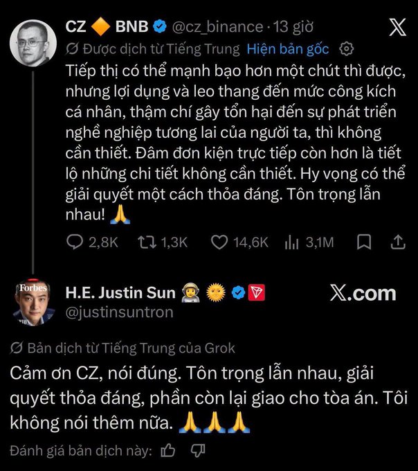 The image shows a Vietnamese-translated Twitter exchange between CZ (@cz_binance) and Justin Sun (@justinsuntron), where CZ urges against personal attacks and harming others' careers, advising the matter be resolved with "mutual respect," and Sun responds graciously, thanking CZ and stating the rest will be handled by the courts—aligning with the post's theme of CZ counseling Sun to handle the gold-digging scandal with dignity and restraint.