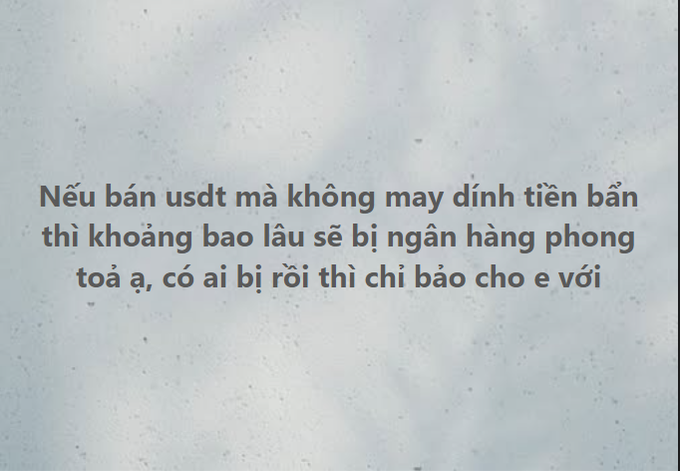 A screenshot showing Vietnamese text that translates to: "If you sell USDT and unfortunately hit dirty money, how long until your bank gets frozen? Anyone who's been in this situation, please share advice," directly matching the post's question about bank account freezes from selling tainted USDT.