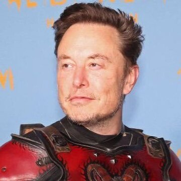 The image features a man wearing a red suit with a dragon design, standing against a blue background. The man appears to be looking off into the distance or at something out of frame. There are no texts present in the image, but there is a caption that reads "没有资源", which could potentially be related to the man's suit or the dragon design on it.