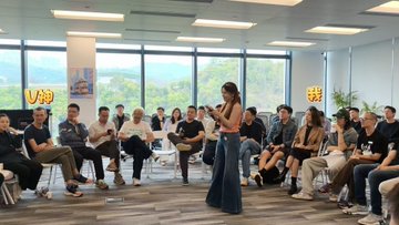 The image shows a group of people sitting around, with one woman standing up and giving a speech or presentation. The audience appears engaged and attentive as she speaks. There are several chairs placed throughout the room for the attendees to sit on while listening to her talk. A potted plant can be seen in the background, adding some greenery to the space.

The post accompanying this image provides information about the woman giving a speech or presentation, possibly related to the event she is hosting or an important topic being discussed. The text includes Chinese characters and mentions of "啊啊啊啊啊啊啊啊啊啊啊啊啊啊啊啊啊啊啊啊啊啊啊啊啊啊啊啊啊啊啊