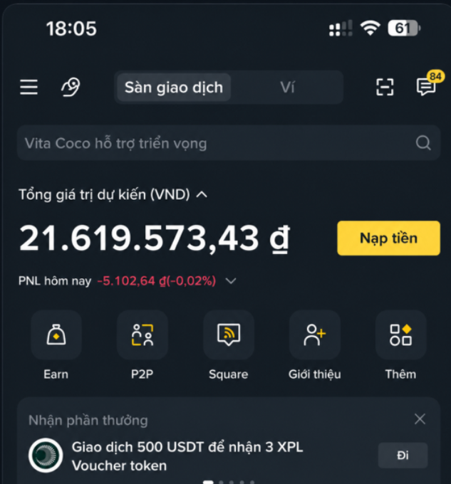 A Binance app screenshot displays a Vietnamese cryptocurrency trading account showing a total estimated value of 21,619,573.43 VND with a daily PNL loss of -5,102.64 VND (-0.02%), illustrating the devastating financial losses from futures trading that left the user with only this remaining balance after exhausting their family's savings.