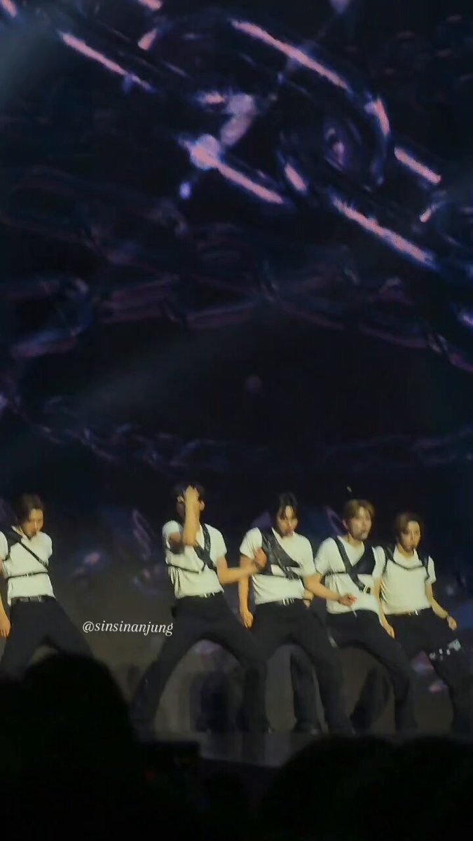 가장 적용하는 경우에서, there are five people performing together on stage. The background of the photo shows a large screen or projector behind them, which is likely used for their performance. The image also contains text that reads "체인스 #ALD1 #ALD1".