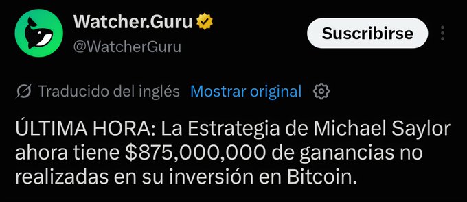 The image is a Spanish-translated tweet from Watcher.Guru (@WatcherGuru) announcing: "ÚLTIMA HORA: La Estrategia de Michael Saylor ahora tiene $875,000,000 de ganancias no realizadas en su inversión en Bitcoin." This aligns with the accompanying post highlighting Michael Saylor's $875 million unrealized Bitcoin gains via $MSTR, marking a dramatic turnaround from earlier predictions of liquidation and a prolonged bear market.