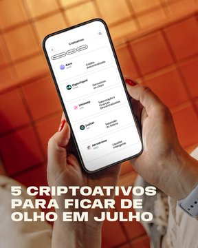 A hand holds a smartphone displaying a crypto tracking app listing five cryptocurrencies (Cardano, Polkadot, Polygon, Solana, and Avalanche), with the overlaid text "5 CRIPTOATIVOS PARA FICAR DE OLHO EM JULHO" — directly illustrating the post's theme of highlighting promising altcoins to monitor for the month.