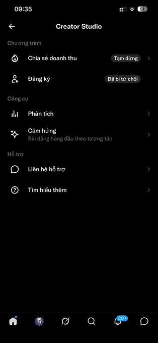 A screenshot of the Creator Studio interface in Vietnamese, showing options like 'Chia sẻ doanh thu' (revenue sharing), 'Đăng ký' (registration), and analytics tools, with a time of 09:35 at the top.