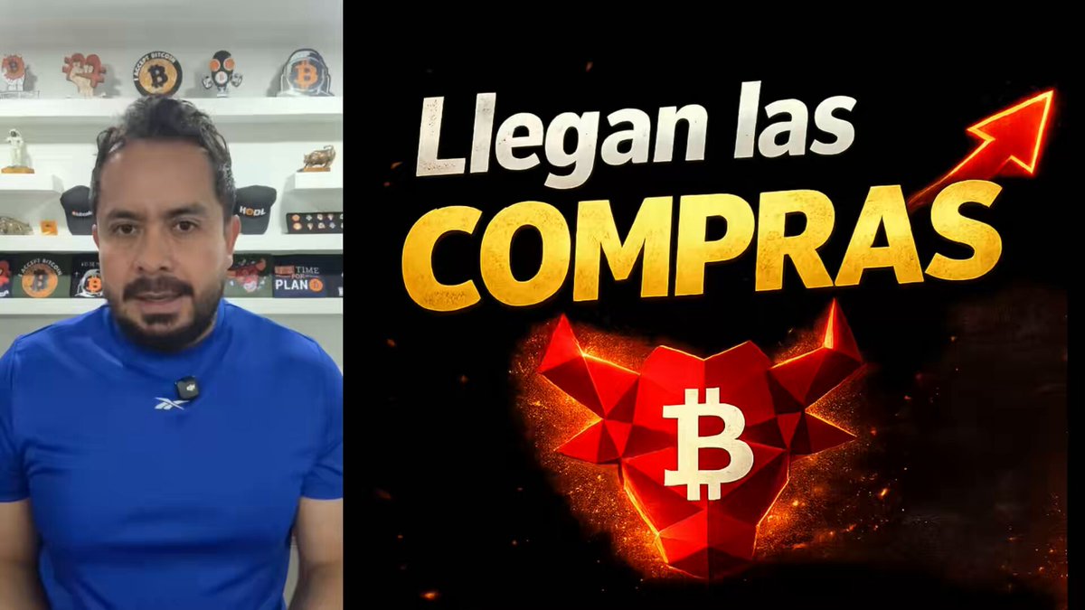 The image features a man wearing a blue shirt, standing next to a poster with an illustration of a bull's head and the text "Llegan las compras de Bitcoin relevantes inician Acá cuento lo que estoy haciendo y repaso las 3 estrategias que uso para acumular $BTC DCA cíclico precio realizado Compra". The man is positioned on the left side of the image, while the poster with the bull's head and text is located on the right.