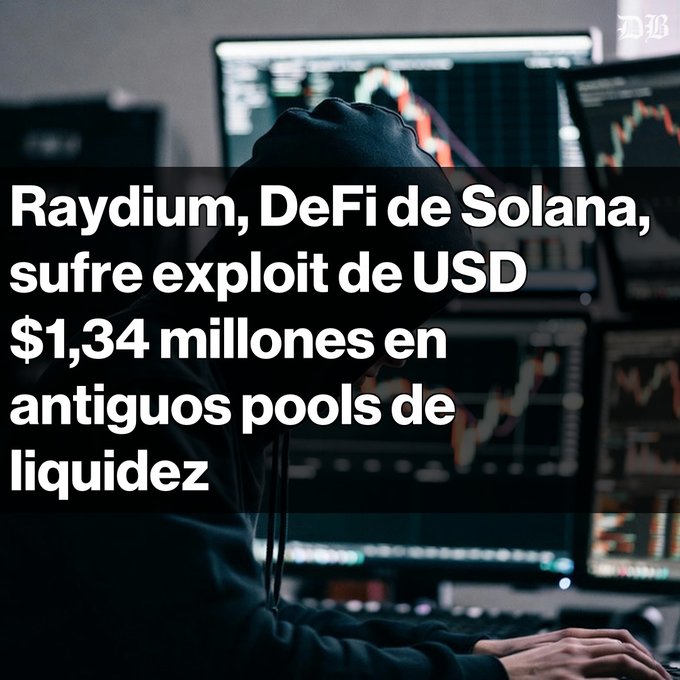 In the image, a person wearing a hoodie is sitting at a desk with computer screens displaying financial graphs and charts. The text around the picture suggests that Raydium, DeFi de Solana, sufrie exploit de USD $1,34 millones Cinco pools de liquidez antiguos en Solana fueron afectados by a cyber attack on their protocols, which resulted in the leakage of tokens and the theft of the user's identity. The person is using their laptop while sitting at the desk with financial graphs nearby.