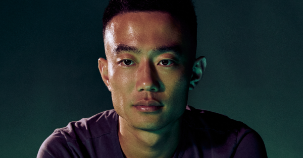 A close-up portrait of a man, likely Jonah, looks directly at the camera under teal and warm lighting. The image accompanies his reported Hyperliquid investment: acquiring 9.20 $HYPE for about $725 at $78.82 each, bringing his holdings to 400.0990588 $HYPE—about $27,549 total at an average of $68.85 as of 10/19/26.