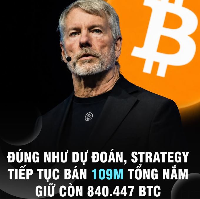 The image features Michael Saylor, Executive Chairman of MicroStrategy (now Strategy), standing in front of a large orange Bitcoin symbol, with Vietnamese text overlay reading "ĐÚNG NHƯ DỰ ĐOÁN, STRATEGY TIẾP TỤC BÁN 109M T�NG NĂM, GIỮ CÒN 840.447 BTC" ("As predicted, Strategy continues to sell $109M, still holding 840,447 BTC"). 

The caption highlights Strategy's recent Bitcoin sale of approximately $108.6 million (1,690 BTC at ~$64,262/BTC), with proceeds redirected toward purchasing $STRC preferred stock—visually emphasizing the company's ongoing BTC treasury management under Saylor's leadership.