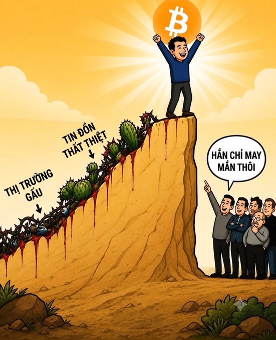 Vietnamese-language cartoon meme depicting a man standing triumphantly atop a cliff with arms raised toward a Bitcoin sun, while below him lie 'THỊ TRƯỜNG GẤU' (bear market) and 'TIN ĐỒN THẤT THIỆT' (fake news) as bloody cacti, with a group of onlookers pointing and exclaiming 'HẮN CHỈ MAY MẮN THÔI' (He's just lucky).