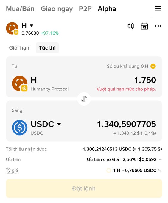 The image shows a phone screen displaying two cryptocurrency transactions, with the names of the users being displayed along with their respective amounts. The first transaction involves a user named "H" who has sent 1.340 tokens to another user named "V", while the second transaction is between a user named "V" and another user named "H". Both transactions are for USDC tokens, and they have been confirmed by the users involved.