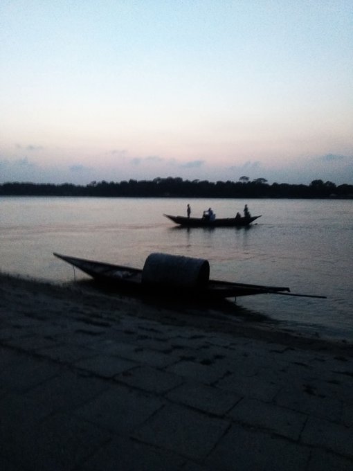 The image shows two boats floating on a body of water, possibly a lake or river. The boats are positioned close together, suggesting that they might be traveling together or sharing the same route. In the background, there's a beautiful sunset with clouds in the sky, creating a serene and peaceful atmosphere. The post appears to be related to the boats as it contains a link to another website called @XOOBNetwork &also bullish @useTria.