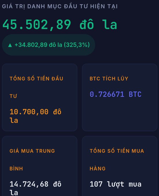 The image shows a phone screen displaying information about Bitcoin transactions. The screen has a dark blue background with white text, including numbers and letters written in Vietnamese. There are four squares of different sizes arranged vertically on the screen, each containing information related to a Bitcoin transaction. The first square contains the transaction amount, while the other three squares display details such as the sender's address or the recipient's address.